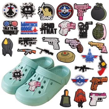 1 Adet PVC Ayakkabı Takılar Oyuncak Tabanca Tüfek Tabanca Keskin Nişancı Tabancası Aksesuar ayakkabı tokası Süslemeleri Fit Bilezikler Croc Jıbz Çocuk Hediye