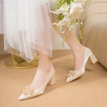 2024 Yeni Varış Moda Sivri Burun kadın ayakkabısı İnci Boncuk Seksi Pompalar Kalın Topuklu Bej Gelinlik Ayakkabı Zarif Stilettos